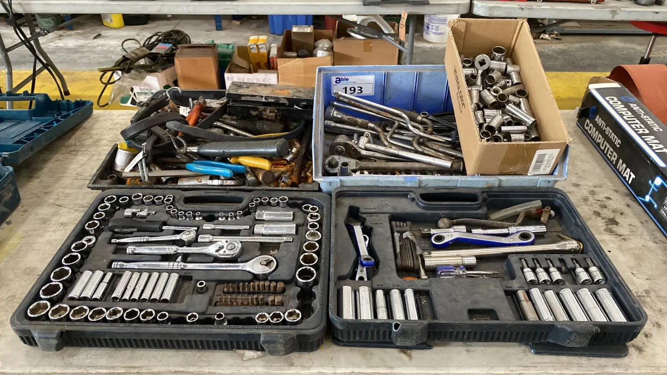 LARGE GROUP OF ASSORTED TOOLS