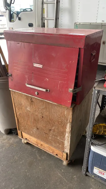 CRAFTSMAN RED METAL 12 DRAWER TOOL CABINET WITH ASSORTED TOOL CONTENTS & WOODEN MOBILE STORAGE BOX