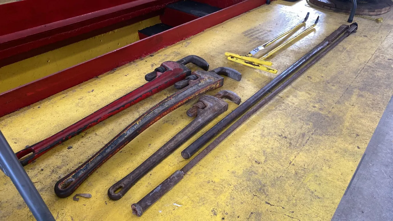 3 LARGE PIPE WRENCHES, 2 MANHOLE PULLERS, LARGE PRY BAR & GRABBER BAR