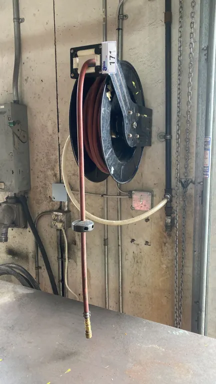 WALL MOUNTED HEAVY DUTY AIR HOSE REEL WITH HOSE *MUST BRING PROPER TOOLS FOR REMOVAL*