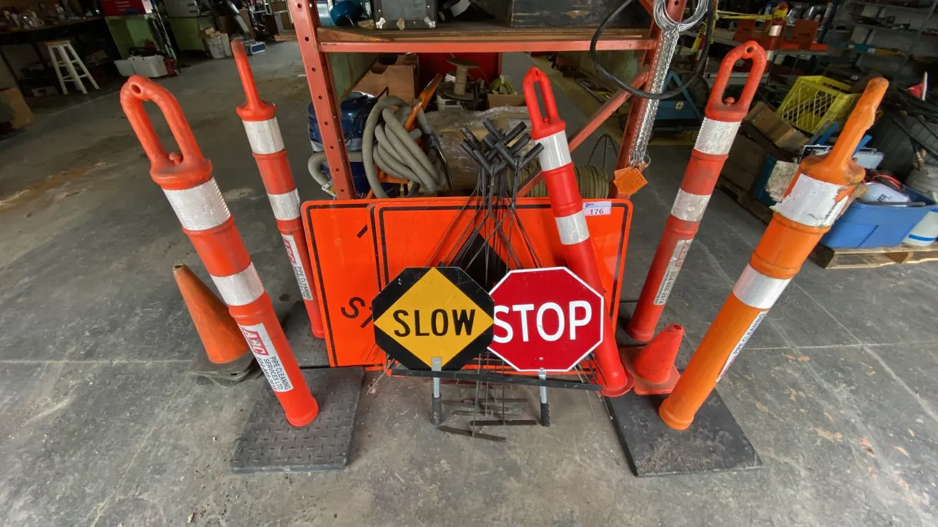 GROUP OF ASSORTED TRAFFIC CONTROL ITEMS- SIGNS, DELINEATORS, SIGN STANDS & HAND SIGNS