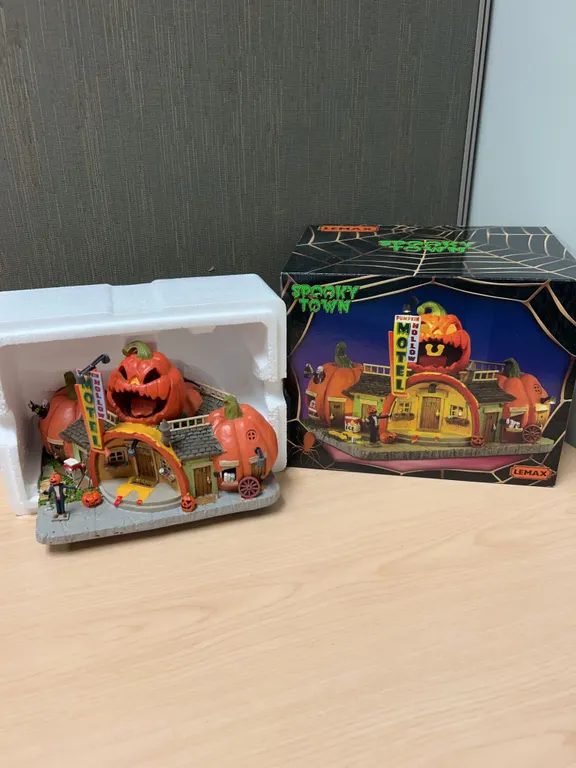 Lemax Spooky Town Pumpkin Hollow Motel Lighted Building