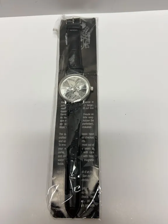 Analog Wristwatch with Statue of Liberty Dial and Black Band