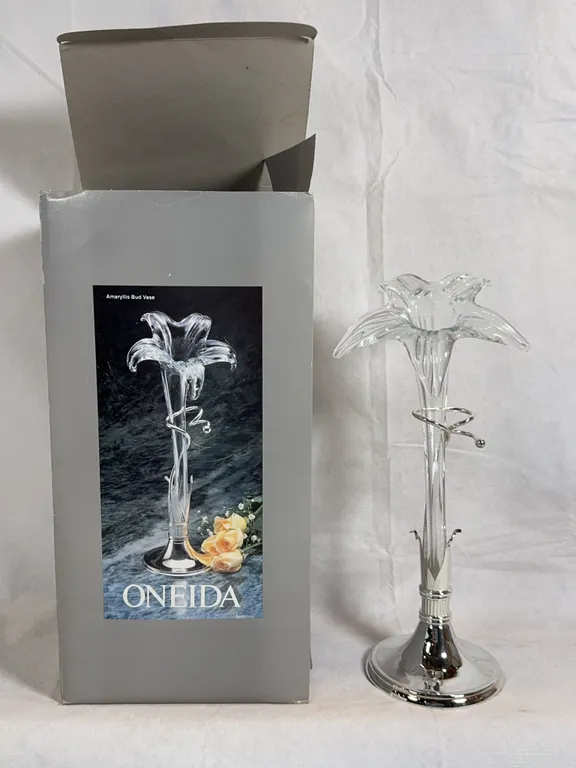 Oneida Amaryllis Bud Vase