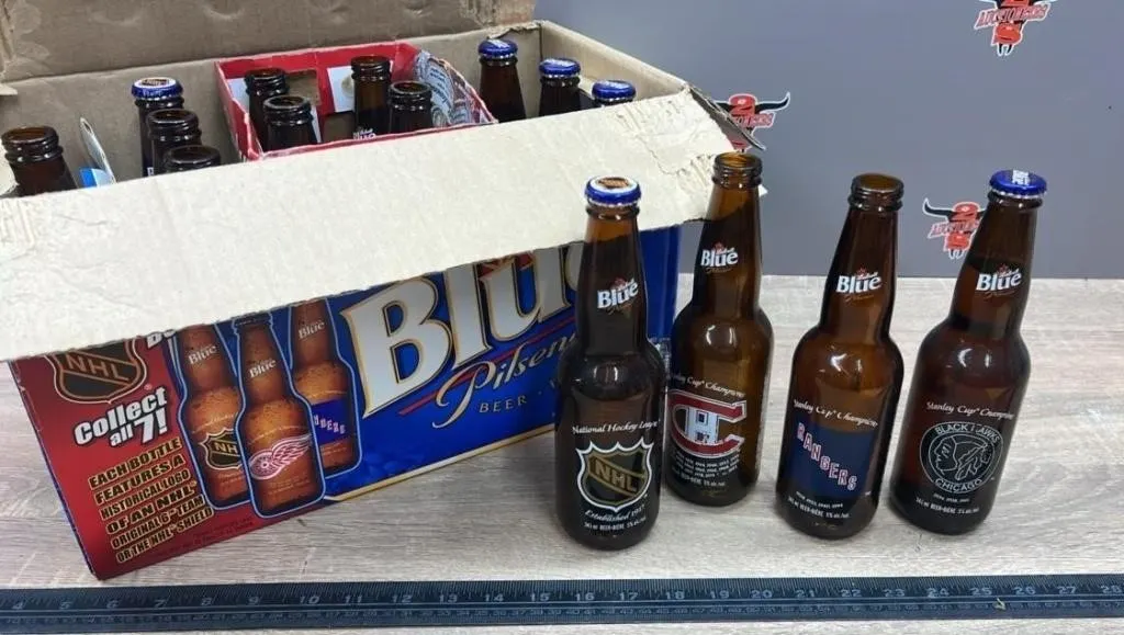 Box w/15 Labatt NHL Beer Bottles. EMPTY.