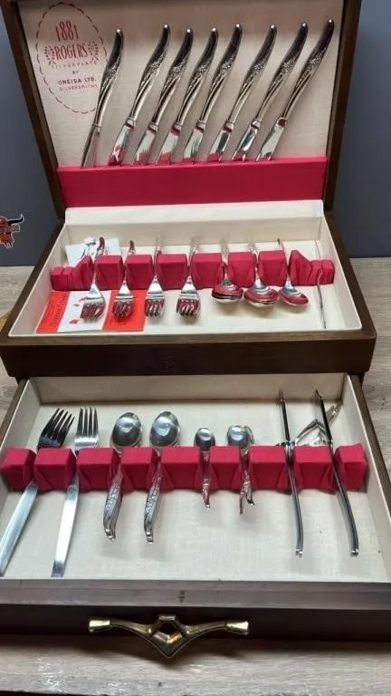 Rogers 1881 Silver Plate Cutlery Set in Wooden