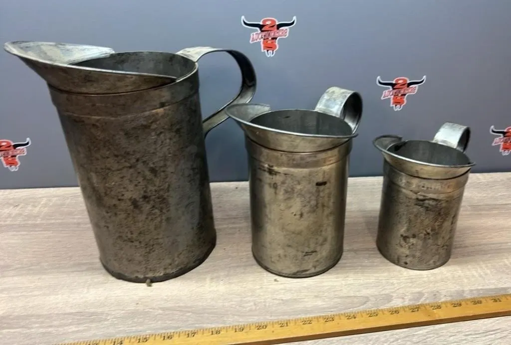 Set a 3 Oil Measure Cans. 1 gallon, 1/2 gallon