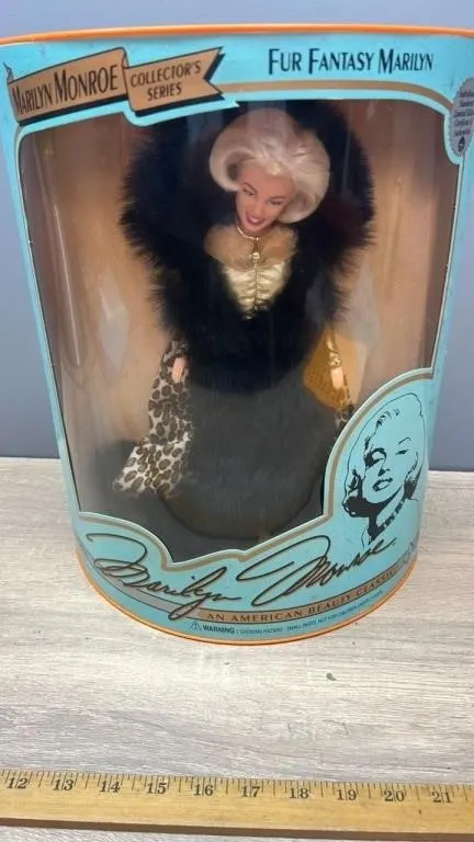 14" Marilyn Monroe Collector Series Doll. Fur