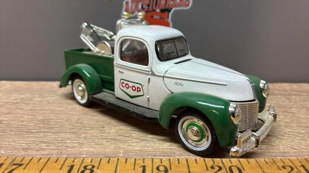 1:32 Golden Wheel Die Cast 1940 CO-OP Tow Truck.