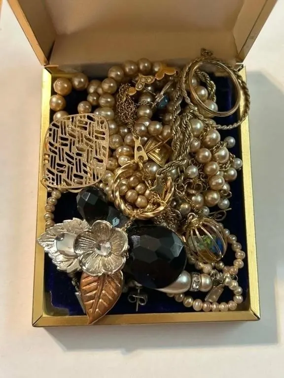 Vintage jewellery lot
