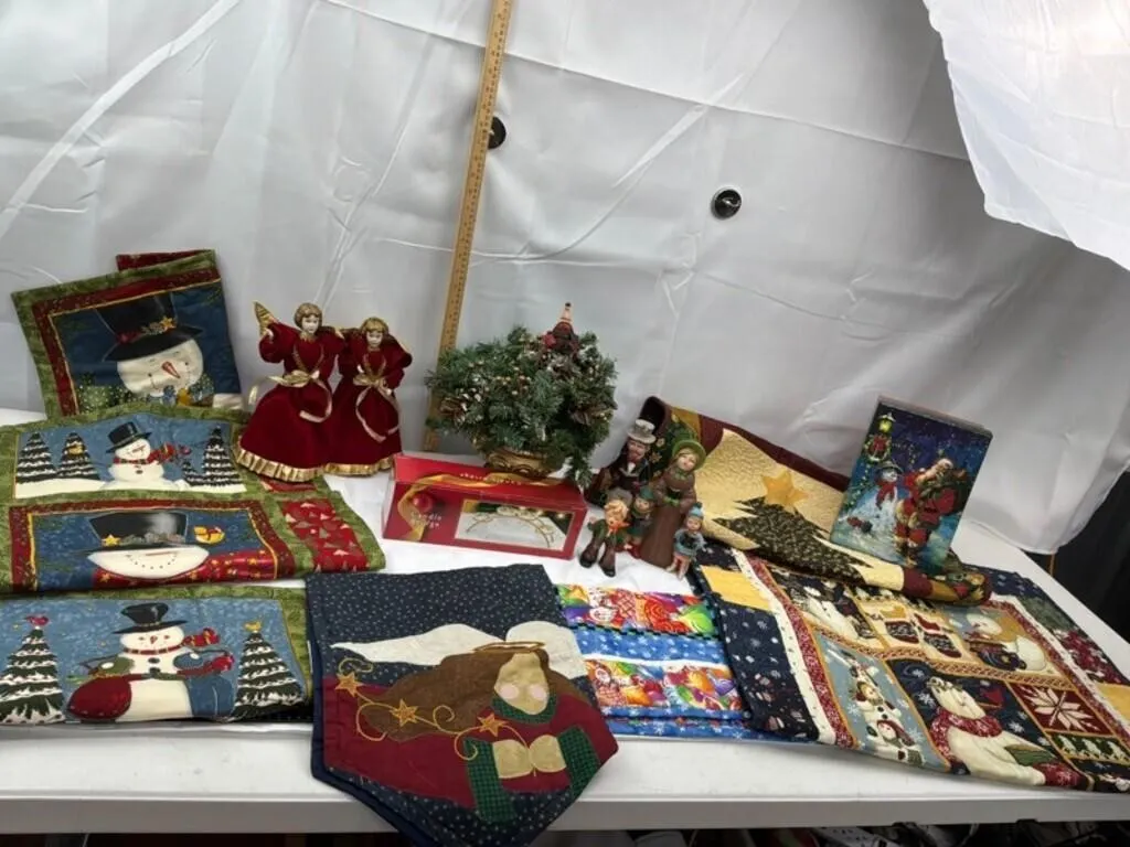 Christmas Decor & Quilted Linens (Lot of 15)