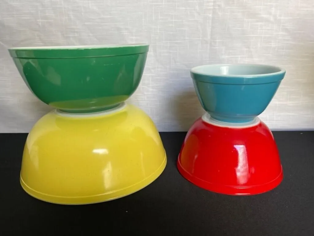 Vintage Pyrex 4pc Nesting Bowl Set