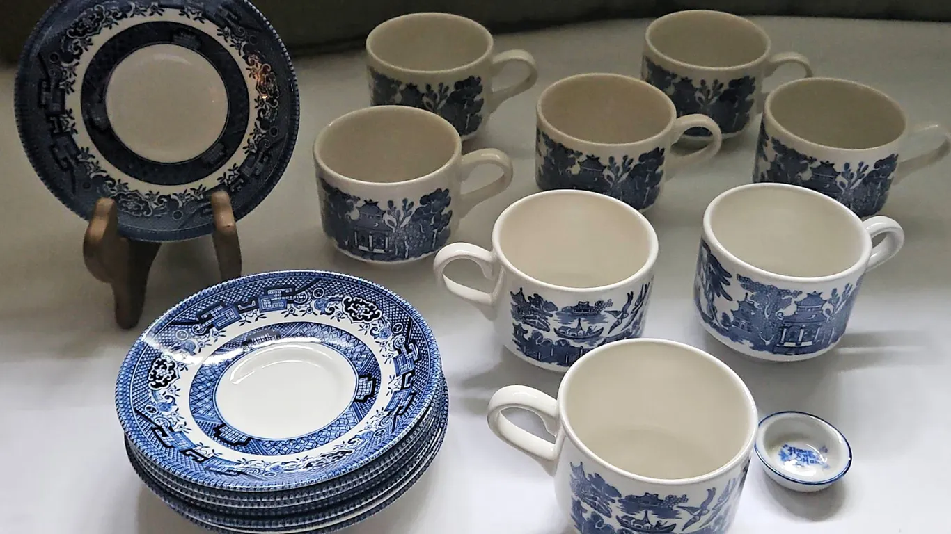 Blue Willow English Ironstone - Mugs and Saucers (8 Sets)
