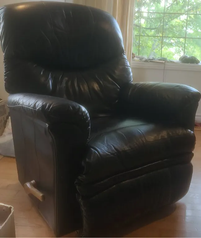 La-Z-Boy Black Leather Recliner Chair With Manual Wooden Lever