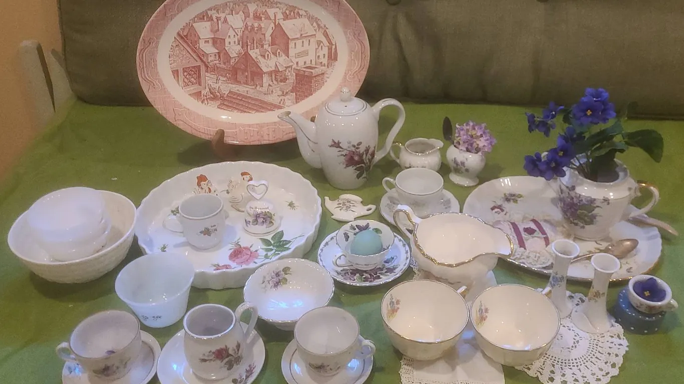 Porcelain Tea Set and Decorative Tableware Lot