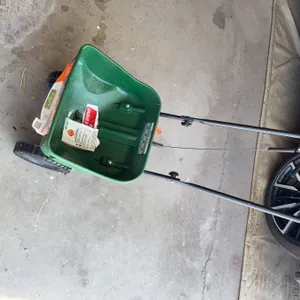 Scotts Turf Builder EdgeGuard Mini Broadcast Spreader