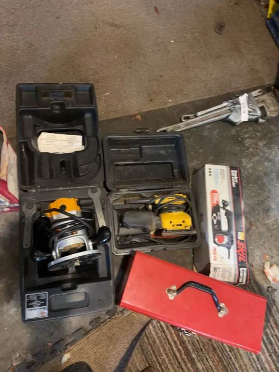 Power Tools Lot: Router, Sanders, Lantern