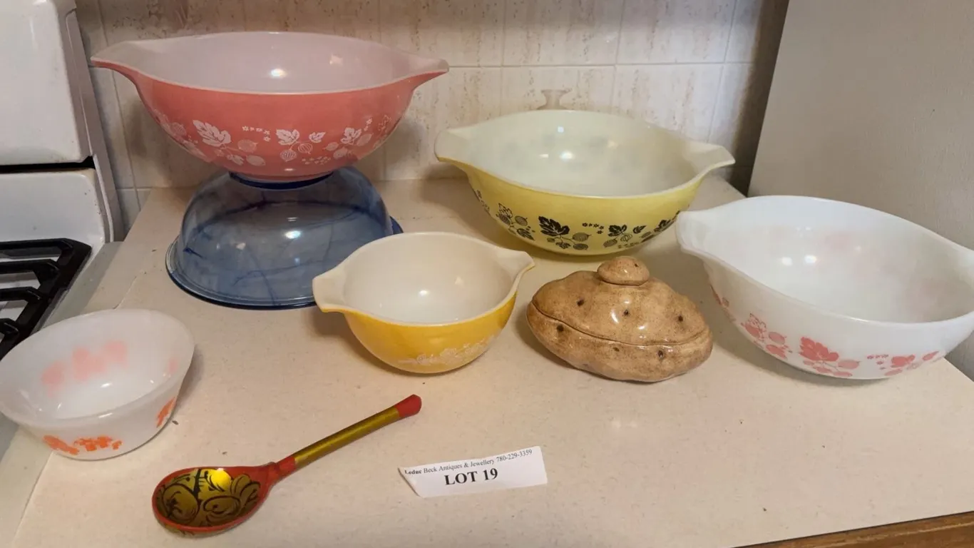 Pyrex Mixing Bowls and Small Kitchenware