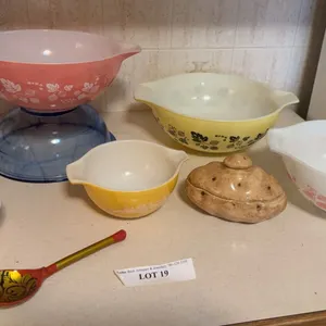 Pyrex Mixing Bowls and Small Kitchenware