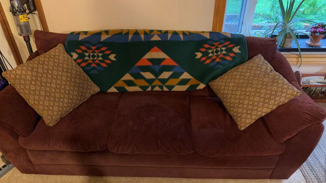 Three-Seat Burgundy Microfiber Sofa with Blanket