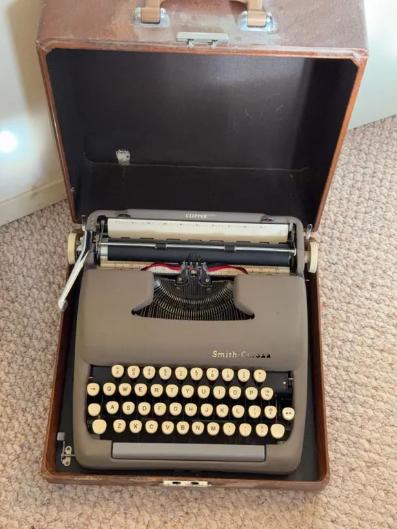 Smith-Corona Clipper Manual Typewriter with Case