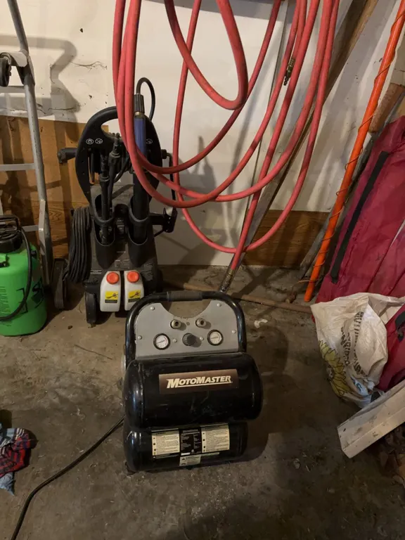 MotoMaster 2.6 Gallon Air Compressor with Hose