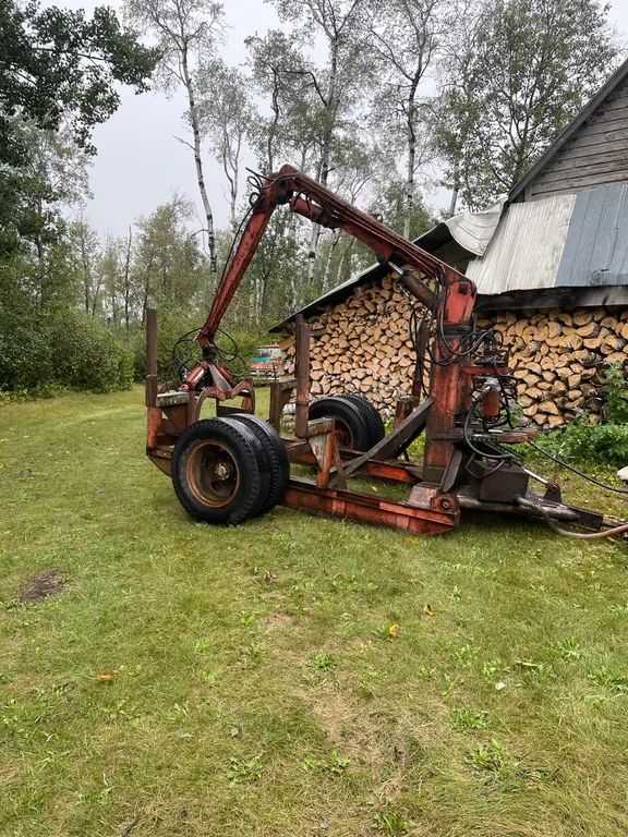 PTO driven hydraulic log loader trailer with grapple clam
