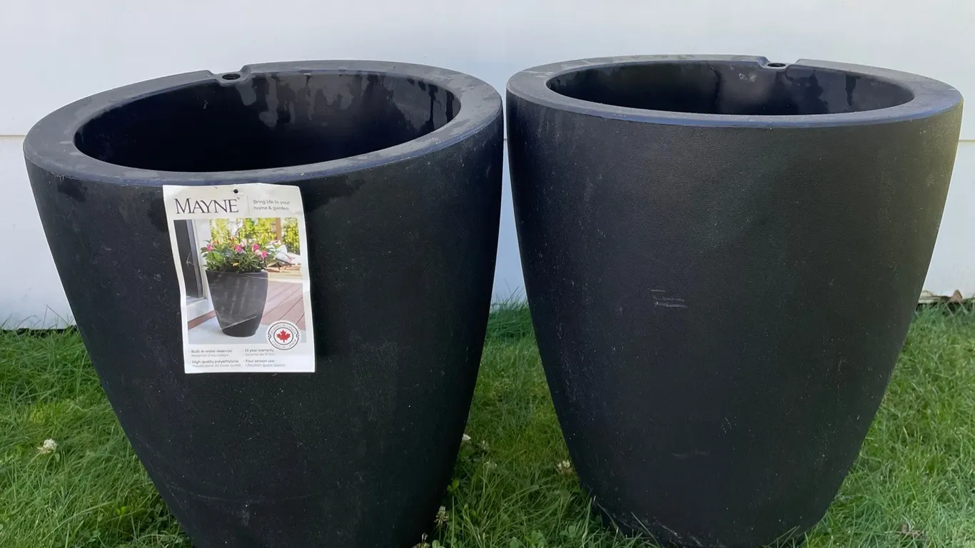 2 poly flower pots like new (GST 5 % charged)