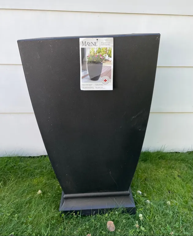 Large 27” high planter with built in water reservoir (GST 5 % charged)