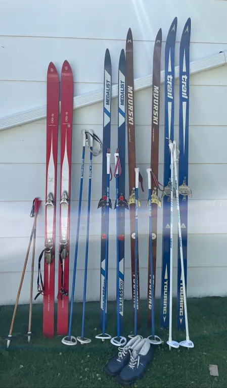 Cross country ski and 1 pair of boots size 9, and 1 set of down hill ski (GST 5 % charged)