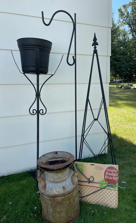Outdoor garden 51” hook and planter stand, and 42” Climbing trills. (GST 5 % charged)