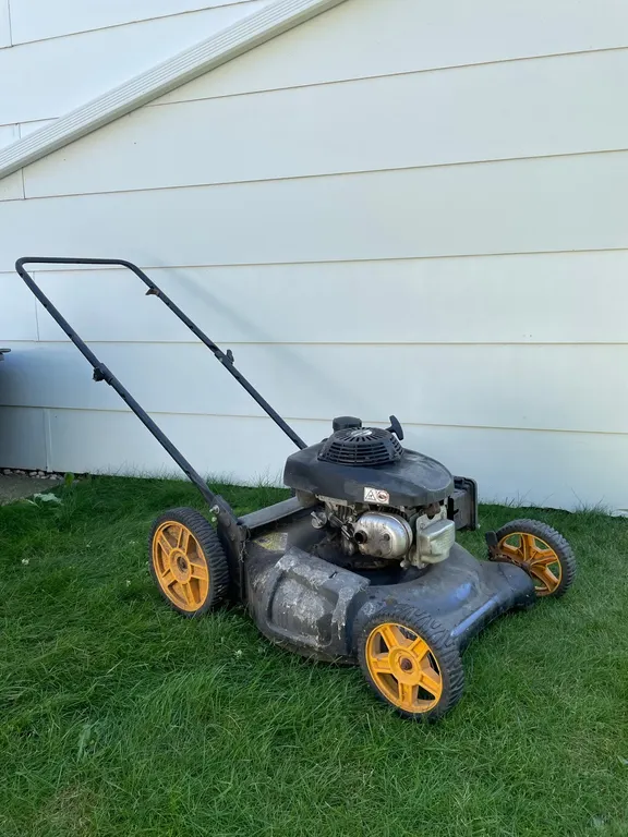 21” Poulan Pro lawn mower, Runs good (GST 5 % charged)