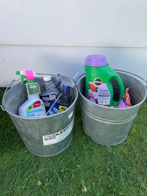 Garden fertilizer and pesticide (GST 5 % charged)