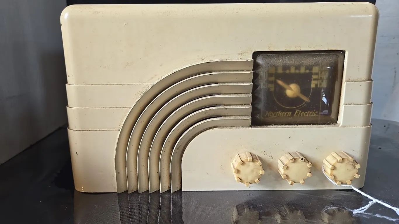 Northern Electric Model 110 Radio - untested