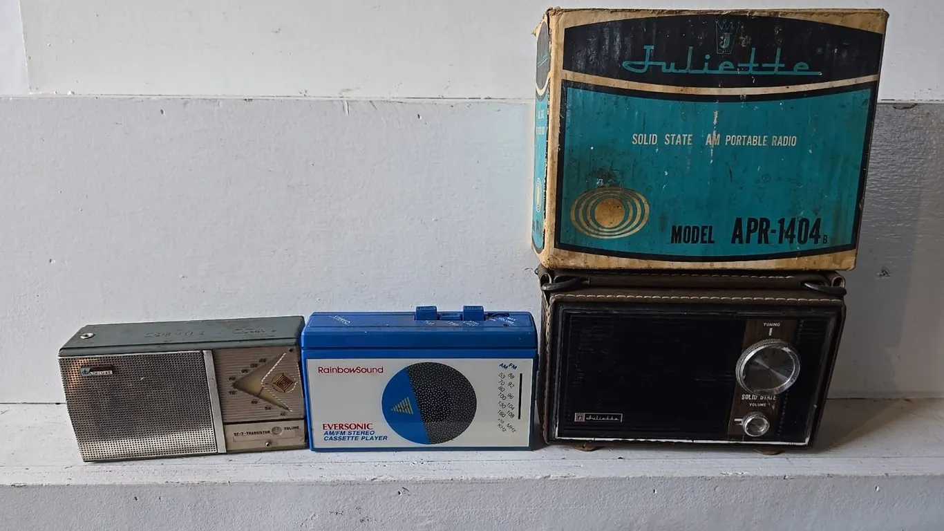 2 - Transistor Radios, Wilco Deluxe & Juliette w/ box