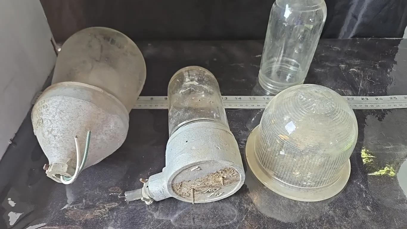Explosion proof light fixtures