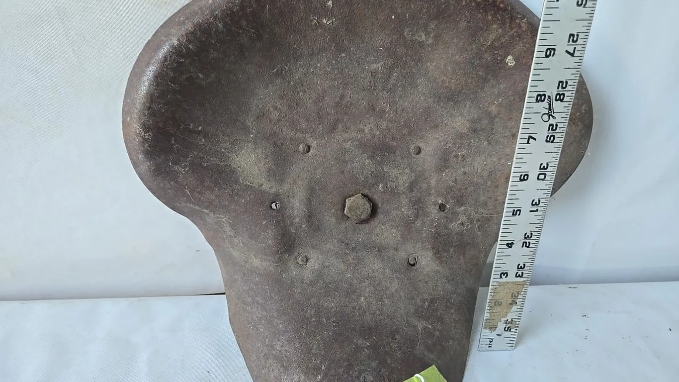 Saddle-style tin implement seat