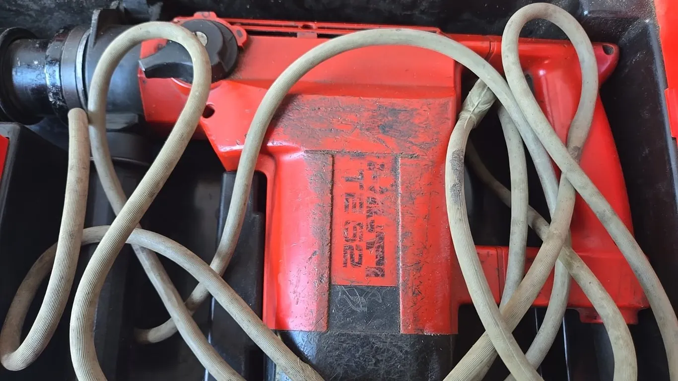 Hilti TE52 Cement Drill w/ bits