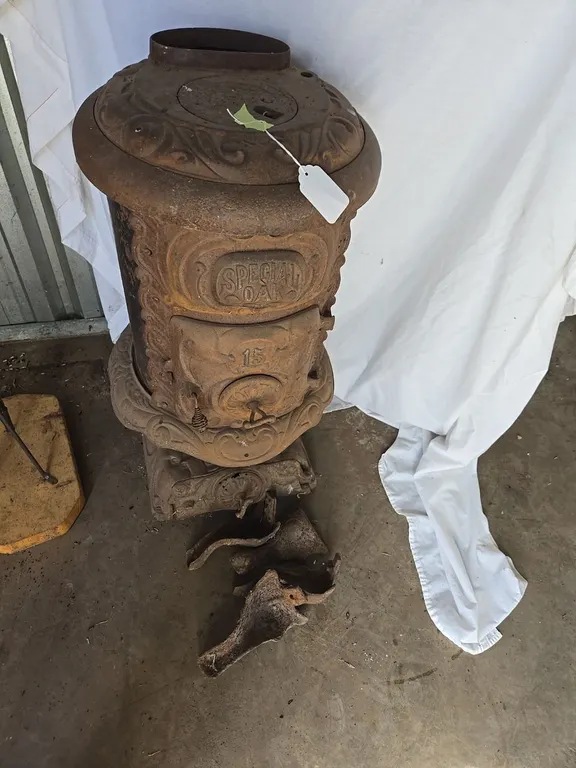 Special Oak 15 Cast Iron Heater - rusted