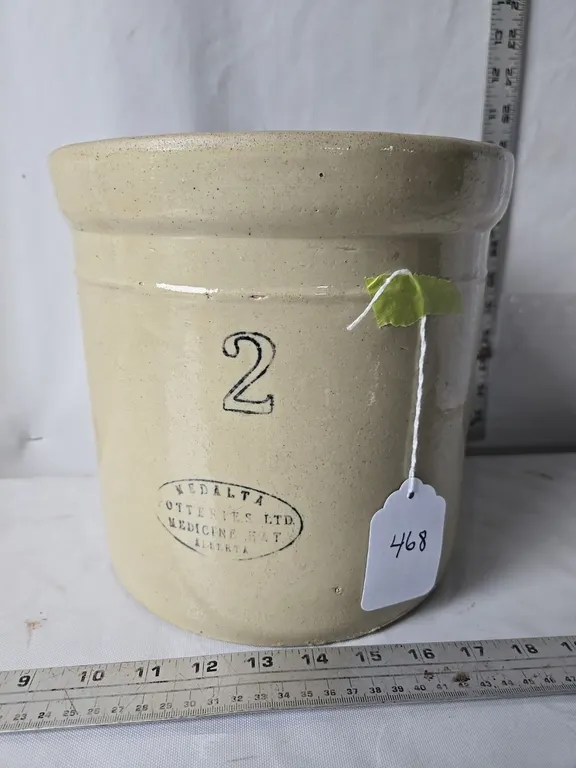 2 Gal. Medalta Crock