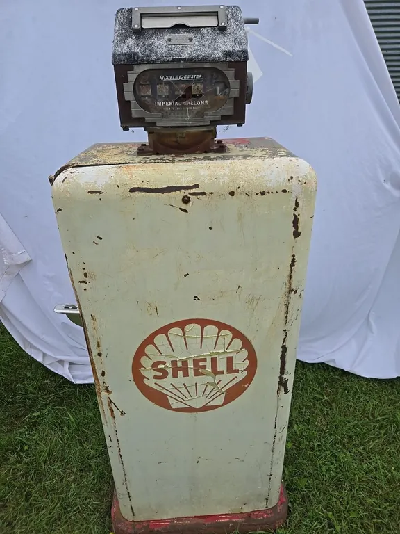 Bowser 386 Gas Pump w/ Visible Register