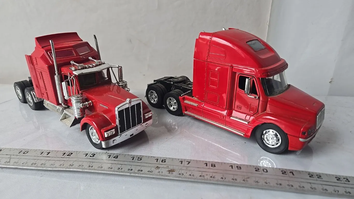 1/32 Freightliner & Kenworth Semis