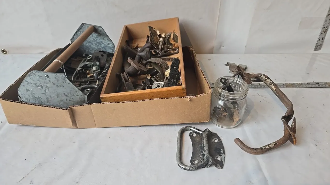 Hinges & Door Pulls