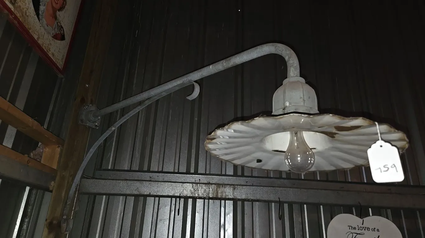 Porcelain Yard Light w/ bracket