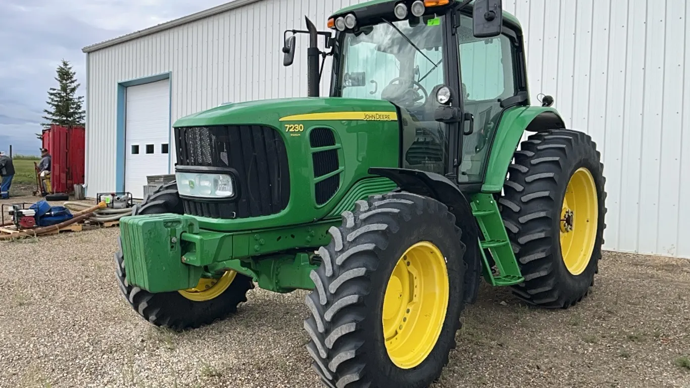 John Deere 7230 Premium MFWD Tractor SN: RW7230K025753