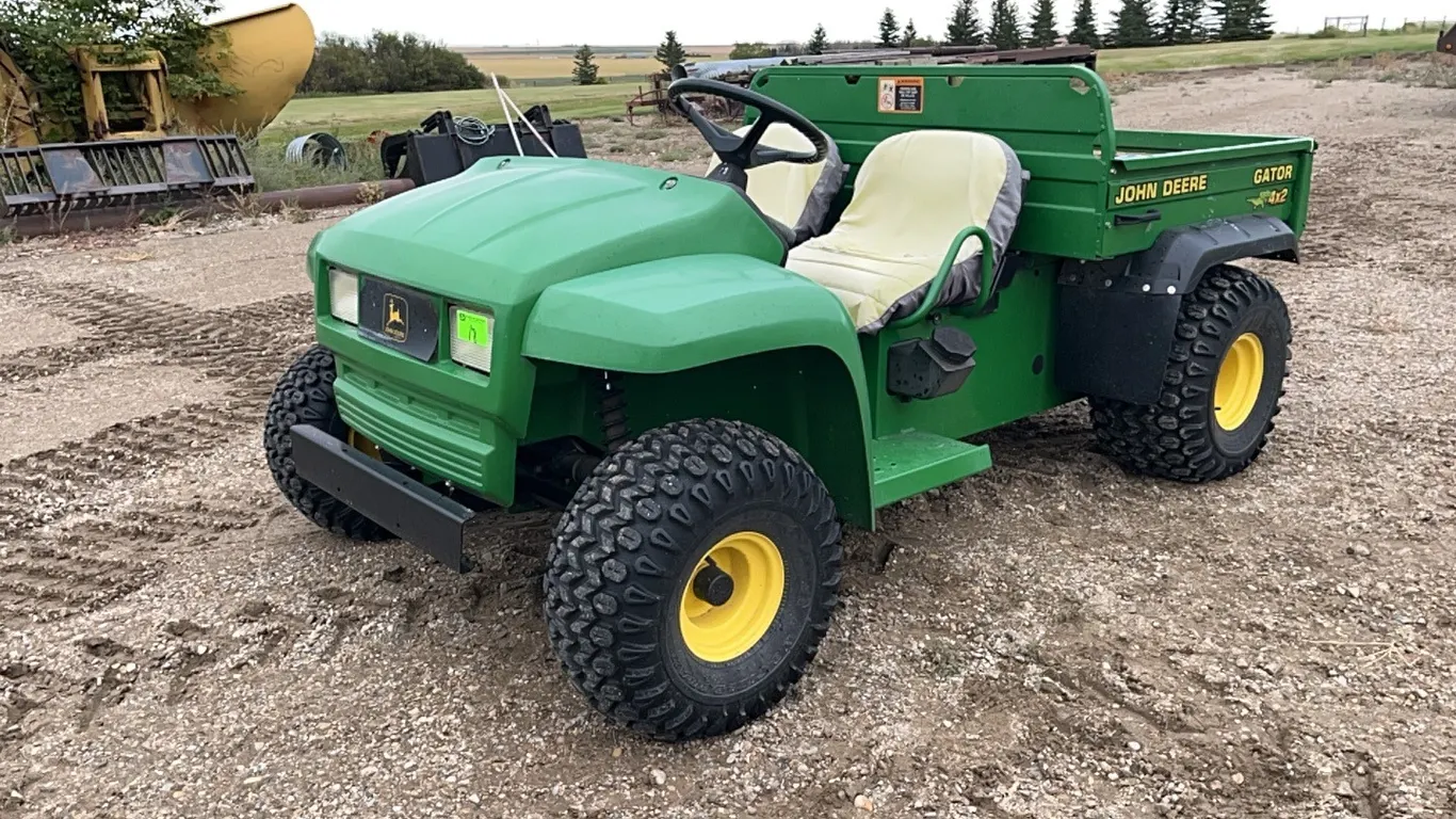 John Deere Gator 4x2 Side by Side VIN: W004X2X083384