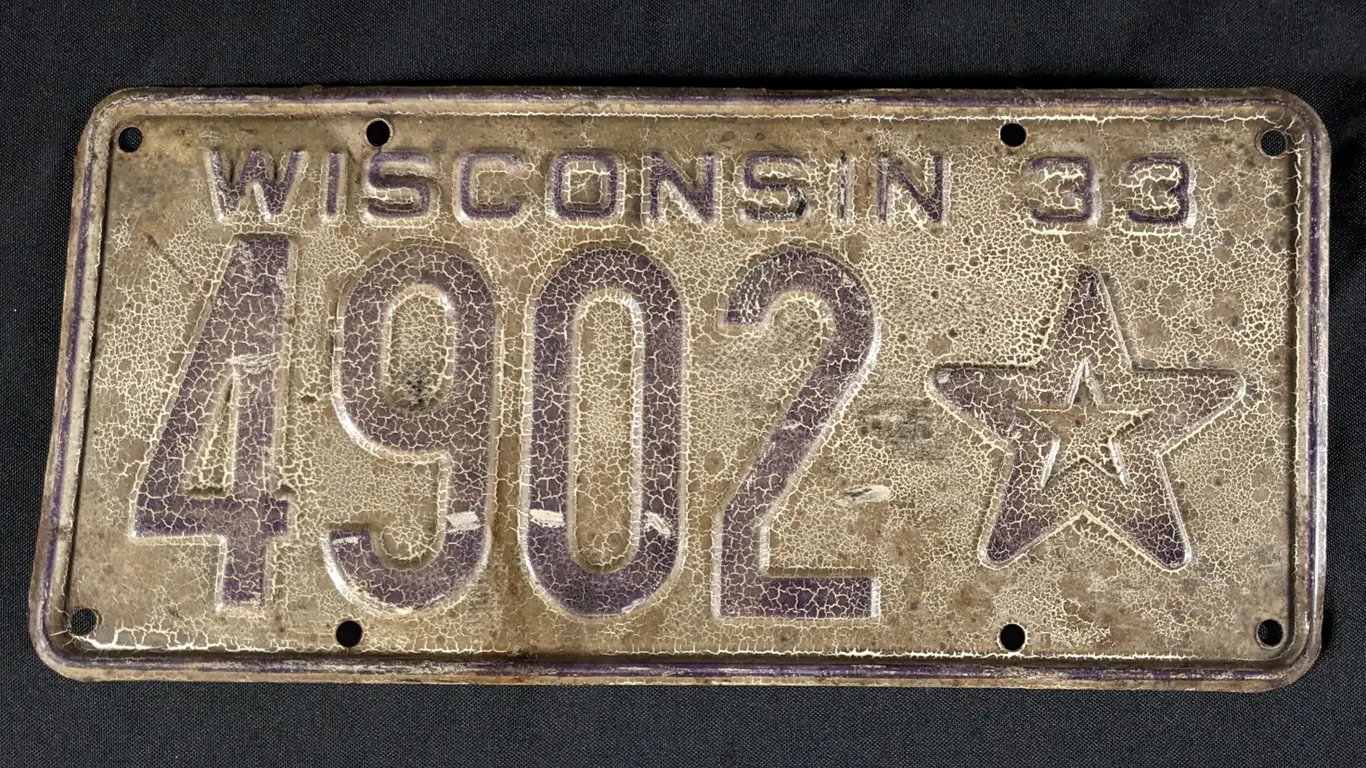 1933 WISCONSIN MUNICIPAL LICENSE PLATE 4902★ WIS WI