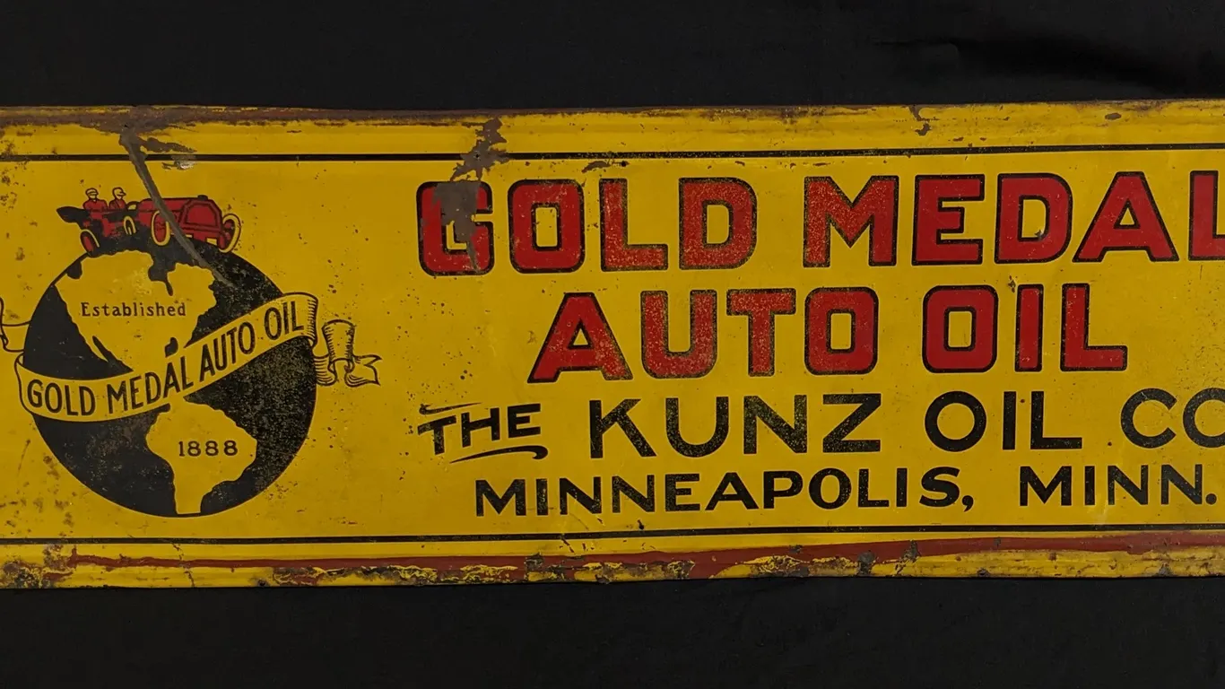 TIN SIGN GOLD MEDAL AUTO OIL THE KUNZ OIL CO MINNEAPOLIS MINNESOTA