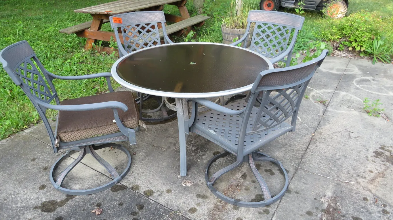 Patio Table With (4) Chairs