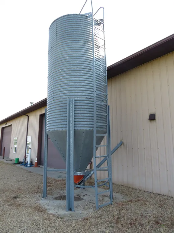 Approx. 7.24 Ton Grain Holding Bin